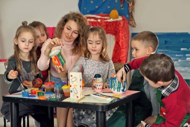 Çocuk masaya öğretmen ile çekmek.