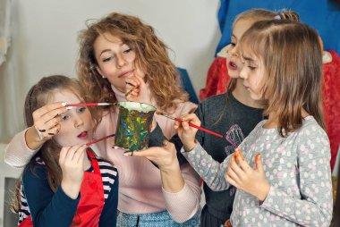 Çocuk masaya öğretmen ile çekmek.