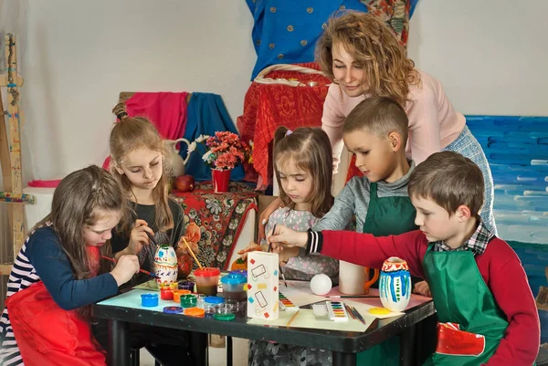 Çocuk masaya öğretmen ile çekmek.