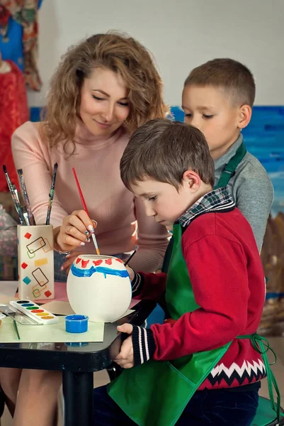 Çocuk masaya öğretmen ile çekmek.