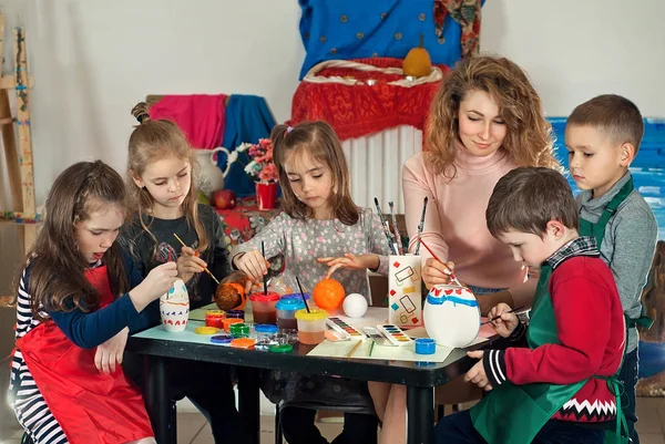 Çocuk masaya öğretmen ile çekmek.