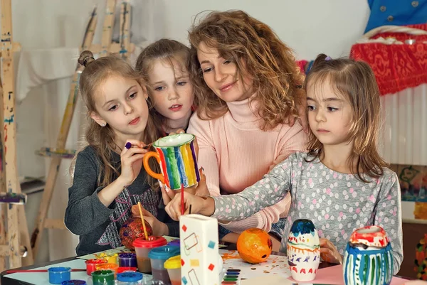 Çocuk masaya öğretmen ile çekmek.