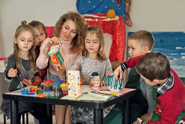 Çocuk masaya öğretmen ile çekmek.