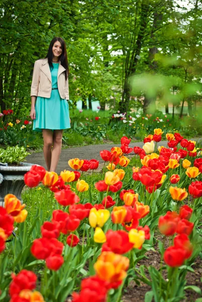 The girl kisses in the park in the spring — Stock Photo, Image