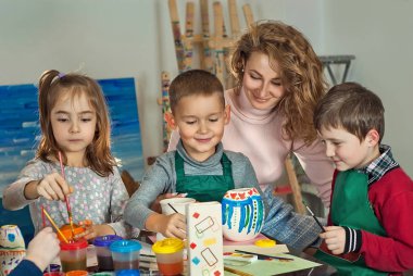 Çocuk masaya öğretmen ile çekmek.