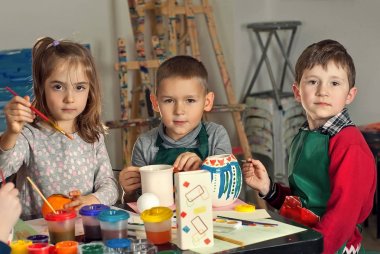 Çocuk masaya öğretmen ile çekmek.