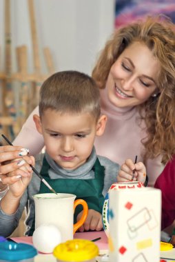 Çocuk masaya öğretmen ile çekmek.