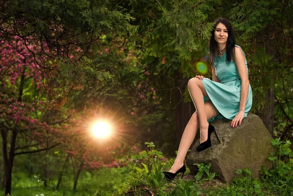 The girl walks around the park in her dress — Stock Photo, Image