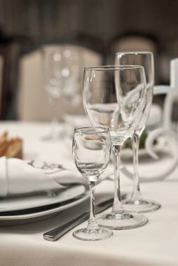 Cam yemekleri bir tablo üzerinde beyaz masa örtüsü