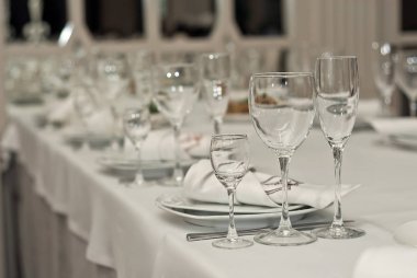 Cam yemekleri bir tablo üzerinde beyaz masa örtüsü