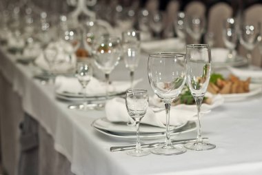 Cam yemekleri bir tablo üzerinde beyaz masa örtüsü