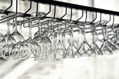 boş bardak çubuğunda asmak