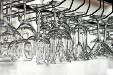 boş bardak çubuğunda asmak