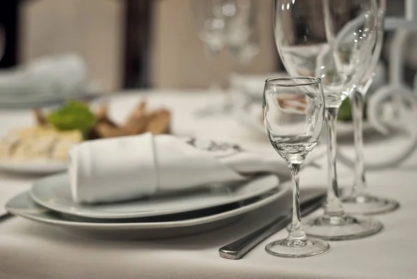 Deliciosos platos sobre la mesa en el restaurante — Foto de Stock