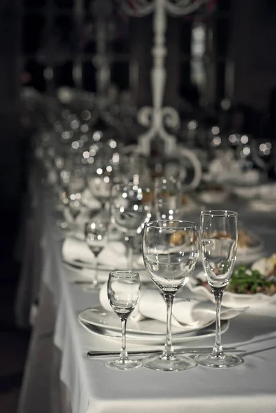 Heerlijke gerechten op tafel in het restaurant — Stockfoto