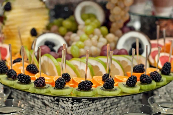 Las verduras y frutas están bien cortadas en un buffet —  Fotos de Stock