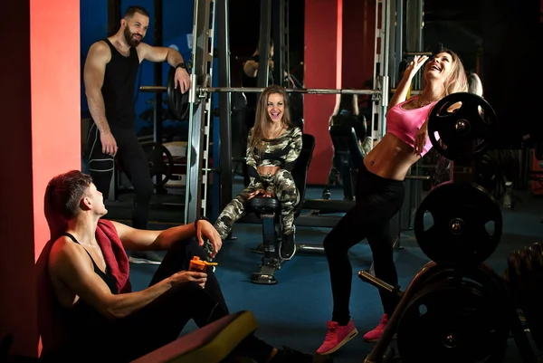 Ein Team schöner Athleten ist im Sport engagiert — Stockfoto