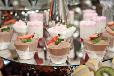 Bir açık büfe restoran tablo tatlılar