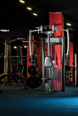 Kırmızı duvarlı bir salonda bir simülatör