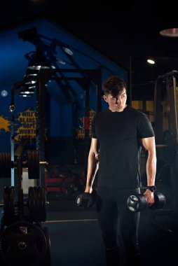 bir atlet spor salonunda trenler