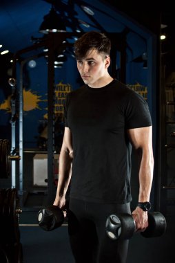 bir atlet spor salonunda trenler