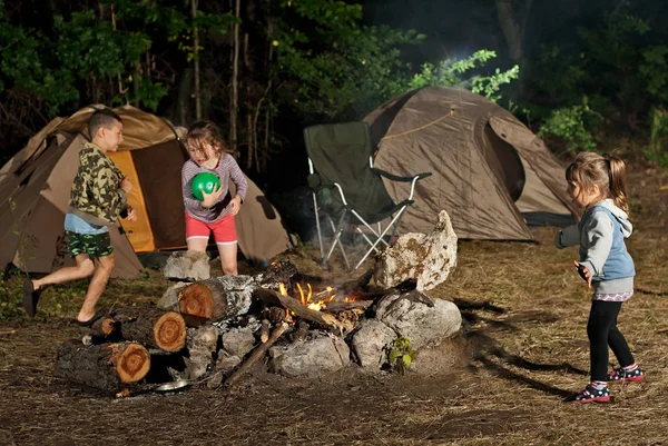Kinder spielen im Sommer am Feuer — Stockfoto