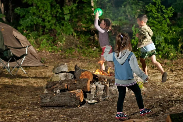 Barnen leker vid elden under sommaren — Stockfoto
