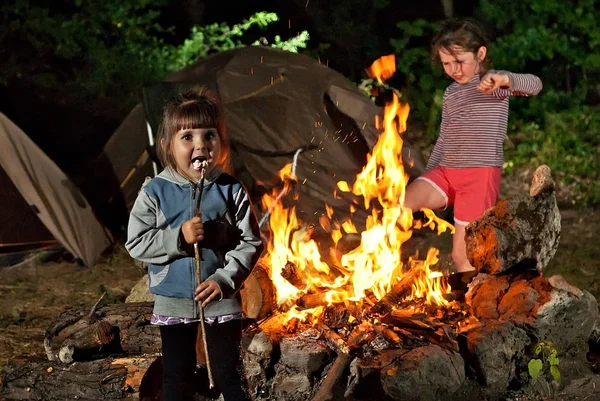 Los niños ayudan a cocinar y freír Zephyr — Foto de Stock