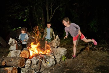 Çocuklara yemek ve Zephyr yavru için yardım