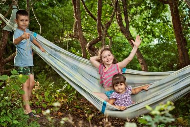 Çocuk bir hamakta yaz aylarında oyun.
