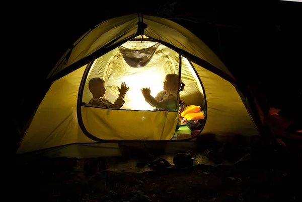 Bambini nella natura vicino alla tenda — Foto Stock