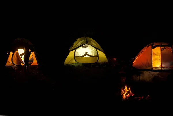 Crianças na natureza perto da tenda — Fotografia de Stock