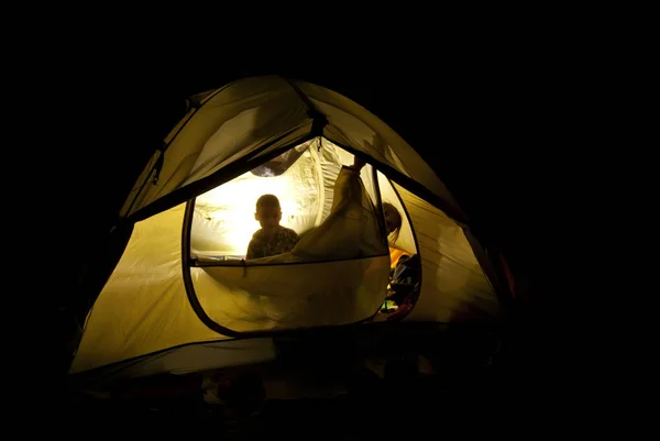 Children in the nature near the tent — Stock Photo, Image