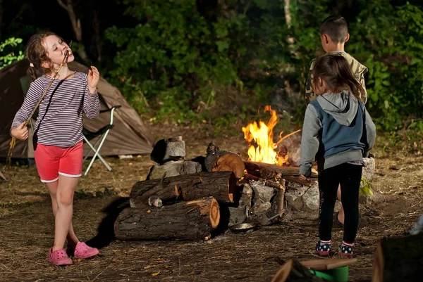 As crianças brincam no fogo no verão — Fotografia de Stock