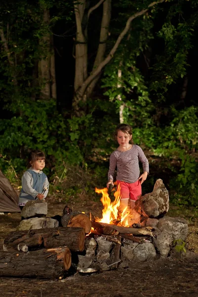 Gyermekek játszanak a tűz a nyár — Stock Fotó