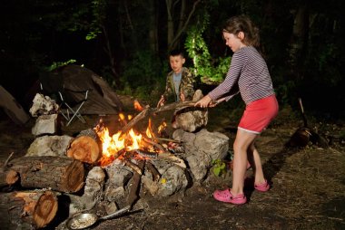 Çocuklara yemek ve Zephyr yavru için yardım