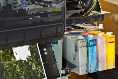 Yazıcı parçalarına ayrılır. Bozuk, kirli ve tozlu bir yazıcı. Ekipman onarımı için servis merkezi. Mürekkep ve baskı malzemelerinin temizlenmesi.
