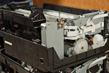 Yazıcı parçalarına ayrılır. Bozuk, kirli ve tozlu bir yazıcı. Ekipman onarımı için servis merkezi. Mürekkep ve baskı malzemelerinin temizlenmesi.
