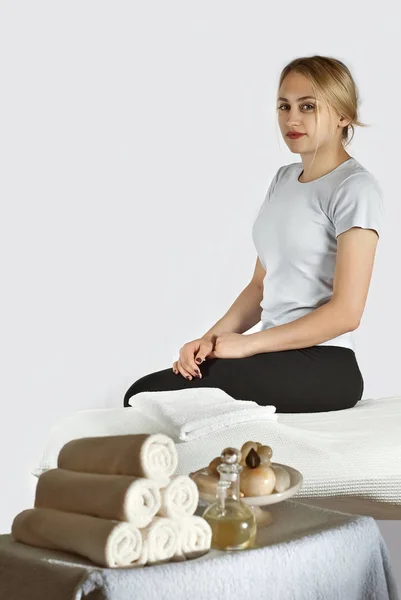 Menina Está Preparando Para Fazer Uma Massagem Mulher Mesa Massagem — Fotografia de Stock