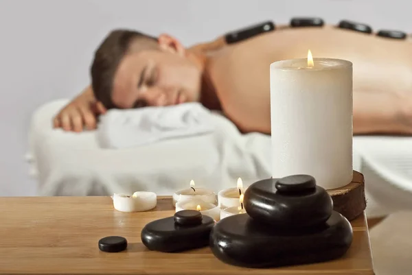 Naken Man Täckt Handduk Väntar Massage Killen Ligger Bordet Vit — Stockfoto