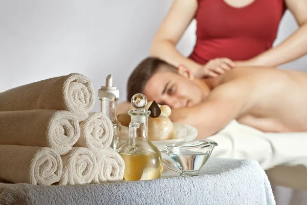 Blonde Red Shirt Doing Massage Guy Towels Stacked Foreground Man — Stock Photo, Image