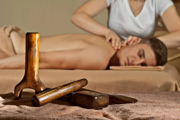 Blonde White Shirt Doing Massage Guy Man Lies Table Yellow — Stock Photo, Image