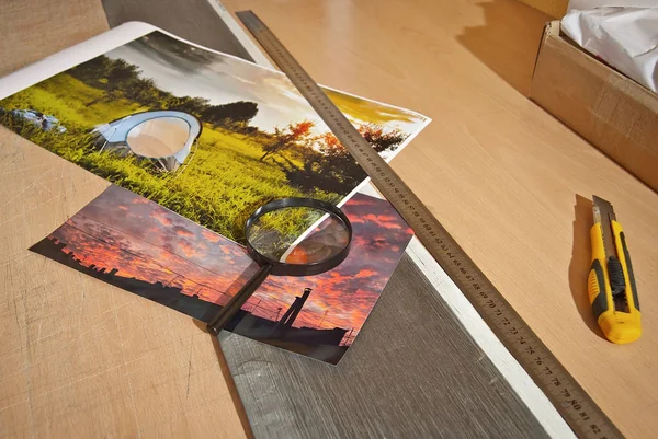 手工裁剪照片 桌子上的打印照片 刀把和尺子放在桌上 用文具刀框图 — 图库照片