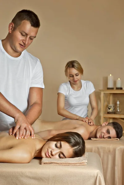 Massageterapeuter Vita Shirts Gör Ångmassage För Kunder Paret Kopplar Spa — Stockfoto