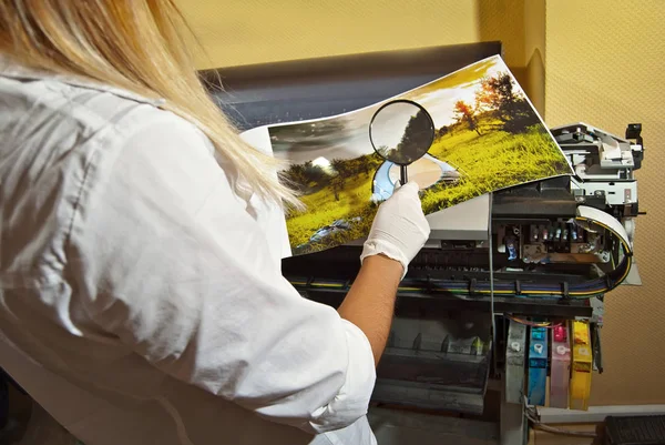 Het Meisje Een Wit Shirt Print Een Foto Vrouw Kijkt — Stockfoto