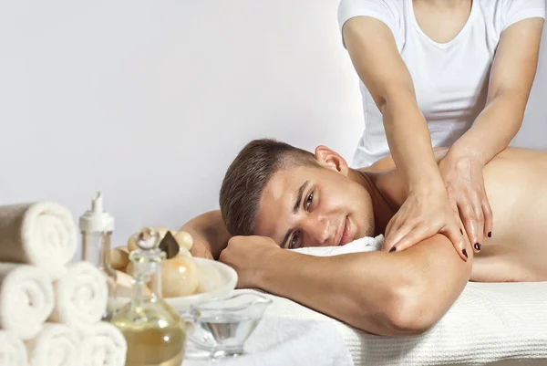 Blonde Shirt Doing Massage Guy Towels Stacked Foreground Man Lying — Stock Photo, Image