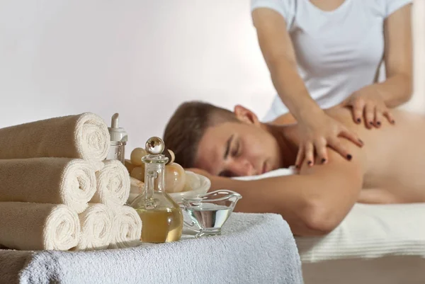 Loira Shirt Fazendo Uma Massagem Para Cara Toalhas Estão Empilhadas — Fotografia de Stock