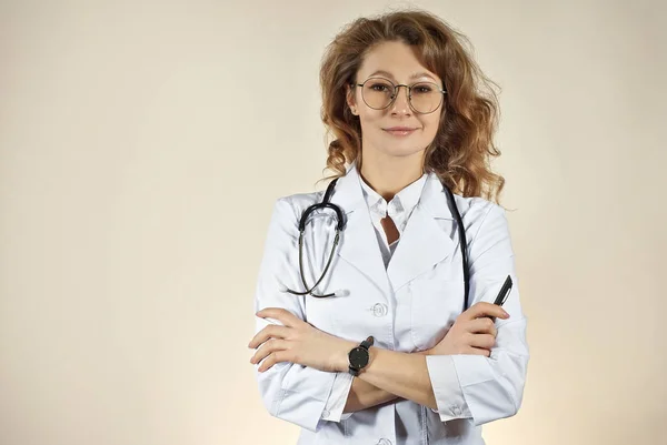 Donna Vestita Bianco Medic Bicchieri Isolati Sfondo Giallo Medico Con — Foto Stock