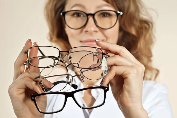 Mujer Con Bata Médica Blanca Sobre Fondo Amarillo Médico Demuestra —  Fotos de Stock