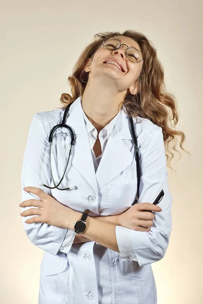 Beyaz Tıp Önlüklü Kadın Sarı Arka Planda Gözlüklü Doktor Steteskoplu — Stok fotoğraf